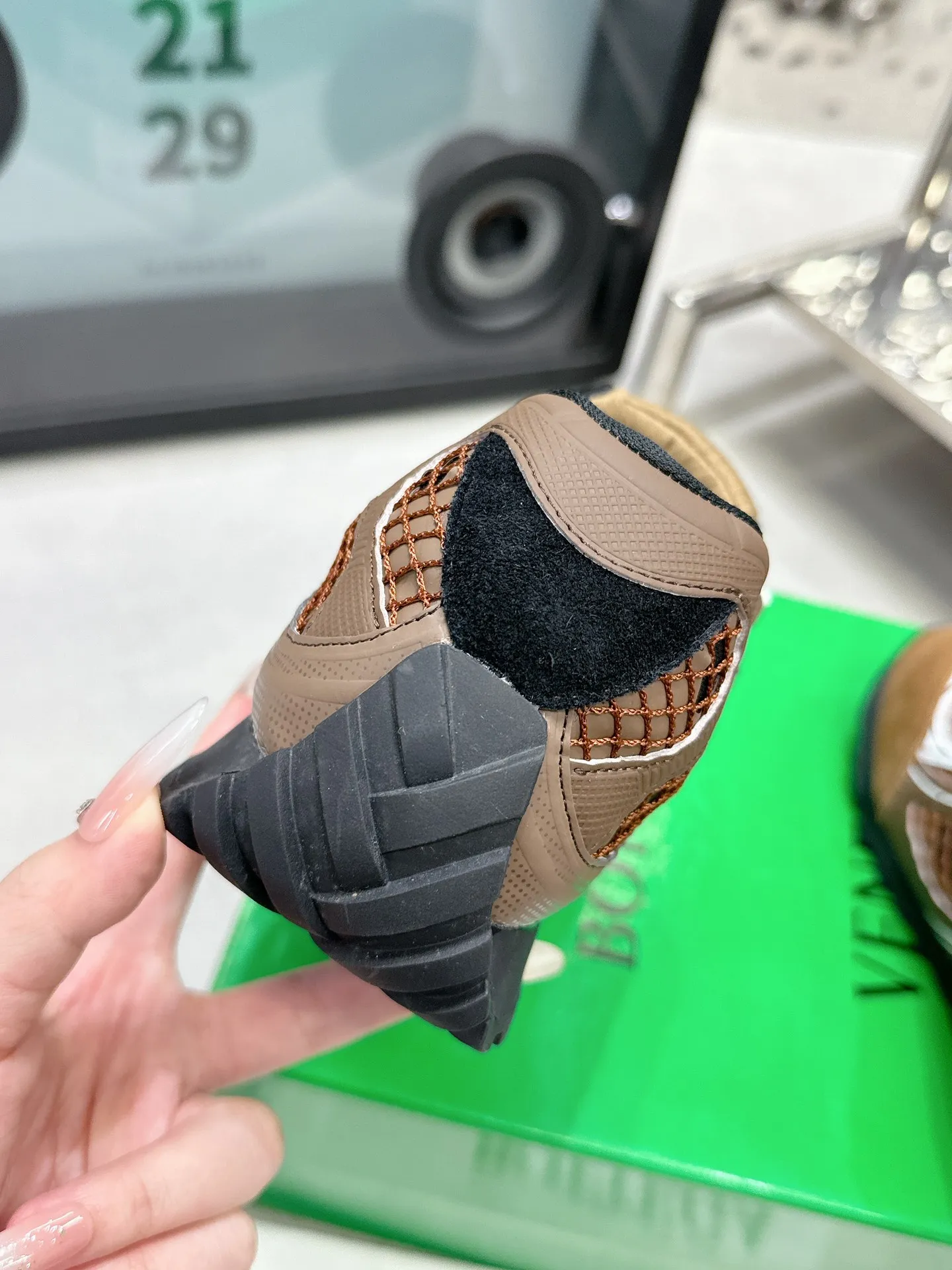 👟👟Ex-factory price 560👟👟 Men ➕20 💰𝐁𝐨𝐭𝐭𝐞𝐠𝐚 𝐕𝐞𝐧𝐞𝐭𝐚 Bodie Home Couple Style 👫BV Sports Shoes Wang Yibo Same Style Casual shoes for couples and dad shoes! Runner sneakers! Original purchase and development! Made of original lightweight technical mesh fabric, the same as the original version! The process is complicated! Paired with a geometric pattern designed rubber outsole, the higher version of the Wang Zha series is actually much taller, but the legs still look slim. Very nice. Durable and durable to play with, standard and version-matching shoe-packing technology. Look for high-end versions. The original outsole is exclusively molded, and the color-blocked TPU outsole is used. The material and weight are the same as the original! Size: Women’s size 35-41 (40 and 41 customized, non-refundable) Men’s size 39-45 (45 customized, non-refundable)
